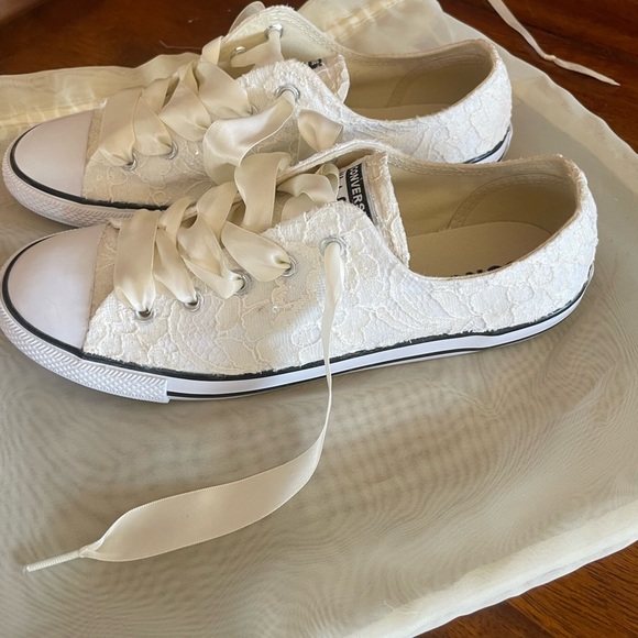 White lace Converse size 7 never worn. - Picture 3 of 4